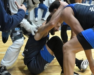 Pato sonrie y todo Oliva delira de alegría por el doble y falta que ganó el partido.