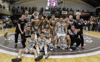 Pato Tabarez 8centro) en el festejo de Olímpico en Vicente López.