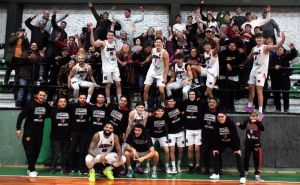 Los festejos del Rojinegro en Villa Urquiza con su hinchada.
