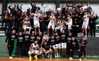 Los festejos del Rojinegro en Villa Urquiza con su hinchada.