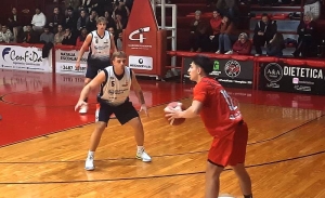 Cristaldo conduce a Independiente ante la defensa de Repetto.