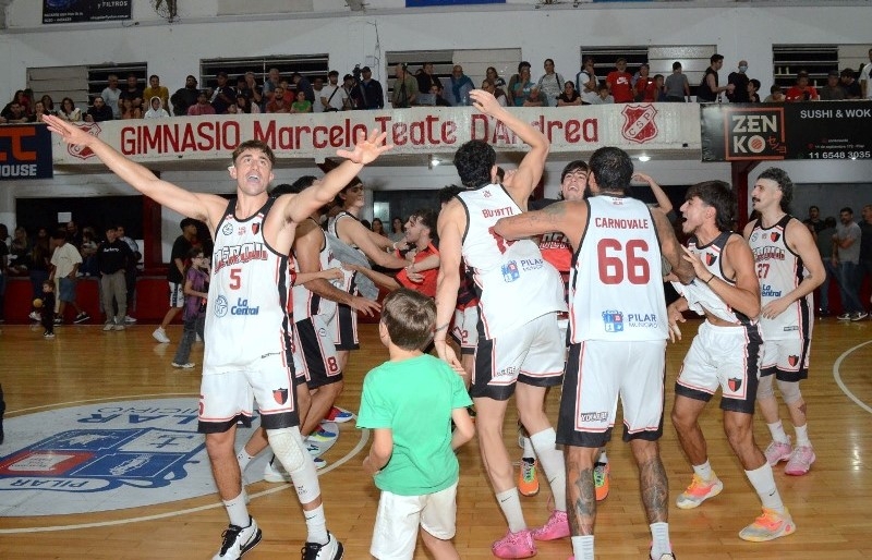 Nicolás Henriques celebra de frente al balcón Presidencial.
